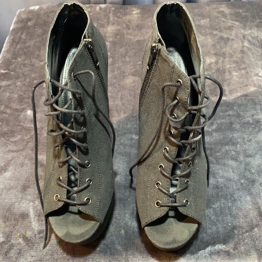 Heels - Picture 2 of 3